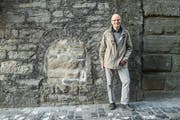 Hannes Küttel neben dem zugemauerten Zugangsstollen für den Kohleabbau hinter der Hofkirche. (Bild: Boris Bürgisser, Luzern, 19. März 2019)