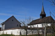 Die Kirche Weiningen mit Mauer, links das Kirchgemeindehaus. (Bild: Evi Biedermann)