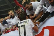 Georgische Fans feiern ihre Stars nach einem Spiel gegen Kasachstan. (Bild: Levan Verdzeuli/Getty (Tiflis, 19. November 2018))
