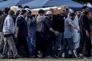 Opfer des Anschlags von Christchurch werden zu Grabe getragen. (Bild: Carl Court/Getty; Christchurch, 20. März 2019)