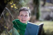 Die Lyrikerin Monika Schnyder vor ihrer Wohnung in St. Gallen. (Bild: Hanspeter Schiess)