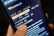 Statt Antworten lieferte Wikipedia gestern nur eine Protestschrift. (Bild: Sebastian Gollnow/DPA)