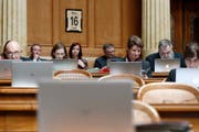 Ohne Laptops geht auch im Nationalrat nichts mehr. (Archivbild: Keystone)