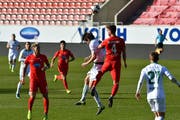 Simone Rapp (links) im Kopfballduell mit Oliver Steurer. (Bild: Manuel Nagel)