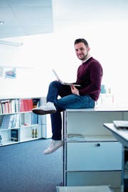 Jetmir Behluli bietet unter anderem Lektorat, Korrektorat, Übersetzungen und Datenerfassung an. (Bild: Maria Schmid (Zug, 20. März 2019))