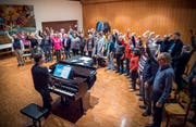 Chorleiter Heiko Dierschke am Klavier beim Aufwärmen für die Probe mit den Gospel Joy Singers. (Bild: Andrea Stalder)