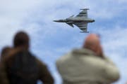 2012 wurde der Gripen-Kampfjet auf der Axalp der Öffentlichkeit präsentiert. Das Volk lehnte den Kauf aber 2014 ab. Bild: Peter Klaunzer/Keystone