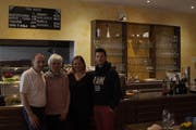 Pankraz und Jeannette Kapeller übernehmen die Pizzeria Arrabbiata von Helena und Edi Lazraj (von links). (Bild: Jessy Nzuki)
