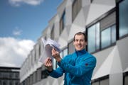 Daniel Blättler zeigt vor der Pädagogischen Hochschule Luzern die Rückmeldungen der Kantonsräte und Kantonsratskandidaten, welche er auf sein Video erhalten hat. (Pius Amrein, Luzern, 13. März 2019)