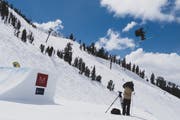 Kunststücke in der Luft: Colin Wili beim FIS-Weltcup-Rennen in Mammoth Mountain (USA). (Bild: PD)