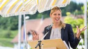 SVP-Strahlefrau Karin Bertschi, hier als Festrednerin an der Bundesfeier in Spreitenbach, will es sich mit dem «Blick» offenbar nicht verscherzen. (Bild: Severin Bigler)