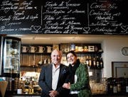 Rita und Nevi Osmani bewirten seit letzter Woche die Gäste im «Schmidtli» in Neuägeri. (Bild: Stefan Kaiser (Neuägeri, 21. März 2019))