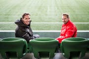 Die Verantwortlichen des U21-Nationalteams im Krienser Kleinfeld: Trainer Mauro Lustrinelli (rechts) und der sportliche Leiter Adrian Knup. (Bild: Manuela Jans-Koch (21. März 2019))