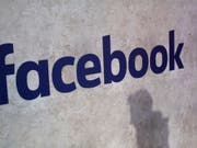 Und wieder macht Facebook negative Schlagzeilen punkto Nutzer-Sicherheit... (Bild: KEYSTONE/AP/THIBAULT CAMUS)