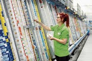 Eine Doc-Morris-Mitarbeiterin stellt Medikamente bereit. Ab 2021 wird der deutsche Markt ab einem Logistikzentrum in Holland beliefert. (Bild: PD)