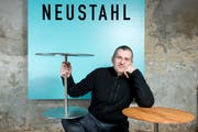 Hanspeter Meyer Besitzer von Neustahl mit selbstgemachten Salontischen. (Bild: Dominik Wunderli, Luzern, 16.05.2012)