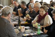 Jassen mit Gleichgesinnten für einen guten Zweck: das Rojinegro-Solidaritätsjassen in findet seit einigen Jahren im Saal der Militärkantine am Rand der Kreuzbleiche statt. (Bild: Reto Voneschen - 16. März 2017)