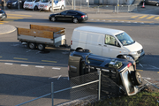 Nach der Streifkollision von Lieferwagen und PW auf der Kreuzung Zürcher-, Hafnersberg- und Kunklerstrasse. (Bilder: Stadtpolizei St.Gallen - 20. März 2019)