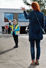 Elias verabschiedet sich vor dem Schulhaus Oberaach von seiner Mutter. (Bild: Manuel Nagel)