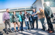 Die Mitglieder der «IG gesunder Mobilfunk Steckborn» mit Urs Gröbli (braune Jacke rechts) übergeben eine Sammeleinsprache mit 767 Unterschriften an Bauverwalter Egon Eggmann (3.v.r.). (Bild: Andrea Stalder)