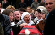 Späte Trauer: Im März 2014 beerdigen kosovarische Witwen die sterblichen Überreste von 19 identifizierten Männern, die beim Massaker in Krusha 1999 ums Leben gekommen sind. (Bild: Valdrin Xhemaj/Keystone)