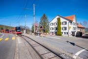 Mit der Bahnhaltestelle vor dem Haus gut erschlossen: Der «Schwarze Bären». (Bild: Urs Bucher)