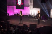 Deborah Dörig (links), Präsidentin von Start Global, und Sophie Bree, Chefin des Start Summits, geben einen Überblick über neue Technologien und die Auswirkungen für Wirtschaft und Gesellschaft. (Bild: PD/Hannes Thalmann)