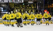 So erfolgreich wie seit 1996 nicht mehr: Thurgaus Spieler werden nach dem Halbfinal-Aus in La Chaux-de-Fonds von ihren Fans als Helden gefeiert. (Bild: Mauricette Schnider)