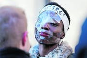 Therese Okoumou lässt es nicht gleichgültig, das Schicksal der Migranten aus Mexiko: «I care!» (Bild: Seth Wenig/Keystone, New York, 19. März 2019)