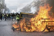 Vergangenen Samstag verwüsteten zahlreiche vermummte Gelbwesten Geschäfte auf den Champs-Elysées. Bild: Getty (Paris, 16. März 2019)