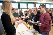 GLP-Kantonsratskandidatin Sabrina Felder steht Jana Schumacher und Alina Zehnder (rechts) in Willisau Red und Antwort. (Bild: Boris Bürgisser, 20. März 2019)