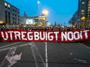 «Utrecht beugt sich nicht» - diese Botschaft tragen die Bürger der niederländischen Stadt an ihrem Trauermarsch vor sich her. (Bild: KEYSTONE/AP/PATRICK POST)