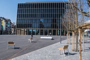 Der neue Krienser Stadtplatz mit dem Stadthaus im Hintergrund. (Bild: Boris Bürgisser, 21. März 2019)