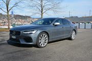 Der Volvo S90 Plug-in-Hybrid mit Elektro- und Benzinmotor an Bord, kann an der Steckdose geladen werden. (Bilder: Bruno Knellwolf)