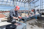 Fachkräfte von Hälg bei der Arbeit auf einer Baustelle. (Bild: PD)