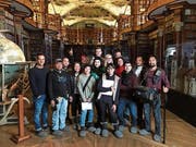 Die philippinische Filmcrew 2017 in der Stiftsbibliothek St. Gallen. (Bild: PD)