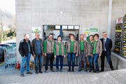 Die Mitglieder des Verwaltungsrates sowie das Team der Landi Bütschwil stehen vor dem Eingang des neuen Ladens. (Bild: Anne-Sophie Walt)