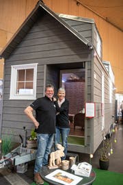 Sandro und Conny Huber vor einem baugleichen Haus, wie ihr Zuhause im Thurgau. Bild: Adriana Ortiz Cardozo. (Bild: Adriana Ortiz Cardozo)