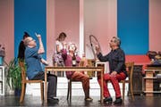 Während es die Senioren-WG gesellig hat, sind die Jungen (im Hintergrund) nur am Lernen. (Bild: Manuela Jans-Koch, Perlen, 21. März 2019)