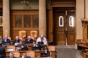 Mitglieder des Nationalrats im Saal, während draussen die Frühlingssonne scheint. (Bild: Alessandro della Valle, Keystone (4. März 2019))