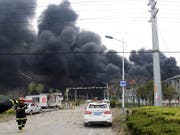 Nach der Explosion in einer chinesischen Chemiefabrik in Yancheng ist die Zahl der Toten in der Nacht auf Freitag auf 47 Personen gestiegen. (Bild: KEYSTONE/AP Xinhua/CHEN FENG)