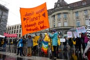 Klimastreikende Jugendliche versammelten sich Mitte März zu einer Kundgebung auf dem Zuger Postplatz. (Bild: Maria Schmid, 15. März 2019)