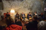 Viel Diskussionsstoff, viel Publikum: Migranten und Doppelbürger erzählen von ihrer turbulenten Zeit in der Schweiz. Bild: Nicola Ryser