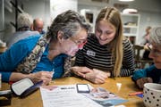 Flavia Züst (mitte) erklärt Monika Haas (links) und Maria Schwitter den Umgang mit dem Smartphone. (Bild: Manuela Jans-Koch, Kriens, 21. März 2019)