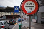 Autos passieren in Chiasso den Grenzübergang nach Italien. (Bild: Martin Ruetschi, Keystone (5. November 2009))