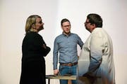 Frau Düvell (Sandra Schmidlin) und Herr Engelen (Ignaz Baumgartner) streiten um Markus Walther (Thomas Stalder, Mitte). (Bild: Ivonne Imbach, 12. März 2019)