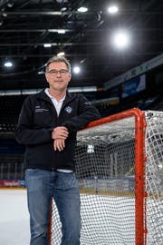 Beat Schwegler, einer der Mannschaftsärzte beim EV Zug, verbringt während der Playoffs viel Zeit in den Eishockeystadien. Bild: Philipp Schmidli (Zug, 21. März 2019)