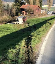 Der Lastwagen kam in Dierikon von der Götzentalstrasse ab und kippte auf die Seite. (Bild: Luzerner Polizei, 22. März 2019)