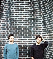 Dionys Müller (rechts) und Damian Loher kommen ursprünglich aus anderen Musikstilen, zusammen kreieren die beiden «zu gestörten» aber einen harten Grunge-Rock. (Bild: Dionys Müller)