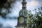 Die Uhr am Turm der katholischen Kirche Weinfelden. (Bild: Reto Martin)